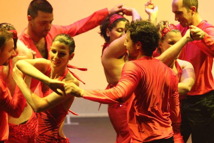La scuola di salsa durante uno spettacolo di rueda coreografica