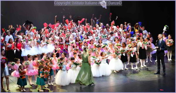 tutti sul palco per i saluti finali dello spettacolo dell'accademia