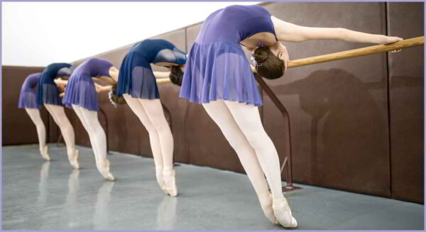 5 ragazze alla sbarra si piegano all'indietro