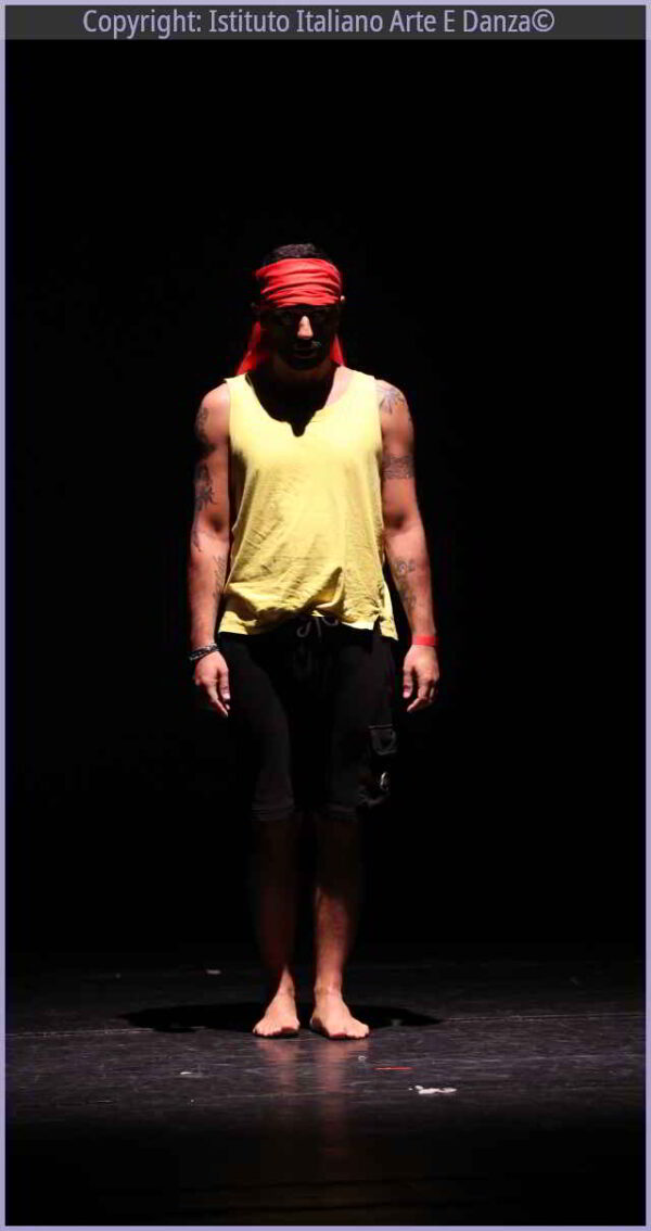 Posa del solista con il volto in silhouette