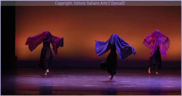 3 donne con il foulard che gli copre il volto