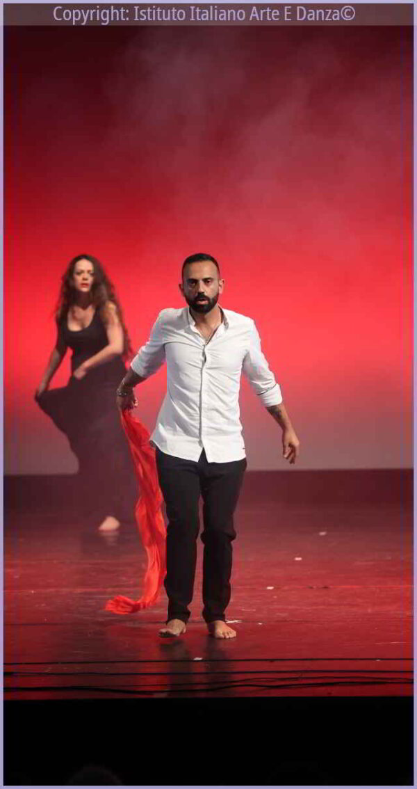 La docente del corso sullo sfondo e il solista in primo piano allo spettacolo