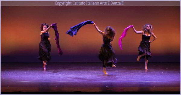 2 allieve e la maestra della scuola di pizzica durante il saggio