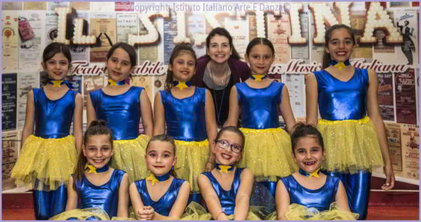 Foto di gruppo del corso di danza moderna bambini